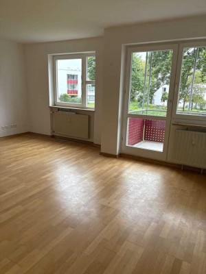 Helle 2 Zimmer-Wohnung mit Balkon, vollständig renoviert