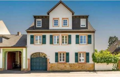 Schöne 3 ZKB Dachgeschoss Wohnung in historischen Anwesen