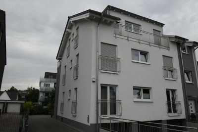 Neuwertige DG-Wohnung mit vier Zimmern sowie Balkon und Einbauküche in Hamm