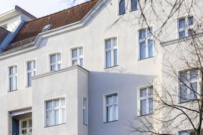 Kapitalanlage mit idealer Zimmeraufteilung: 2-Zimmer-Altbauwohnung mit Balkon