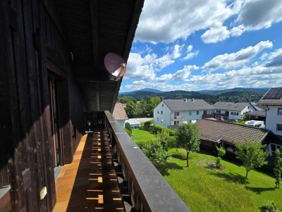 Freundliche und gepflegte 4-Zimmer-Dachgeschosswohnung mit Balkon und EBK in Zwiesel