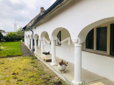 Schnäppchen Arkadenbauernhaus mit Innenhofatrium und Garten in ruhiger Lage !Bedarf Renovierung!