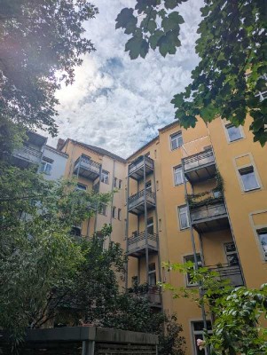 Thomas-Müntzer-Platz: große 3-Zi-Altbauwohnung mit Balkon