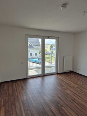 Neuwertige Seniorenwohnung mit zwei Zimmern sowie Balkon und Einbauküche in Limburg-Lindenholzhausen