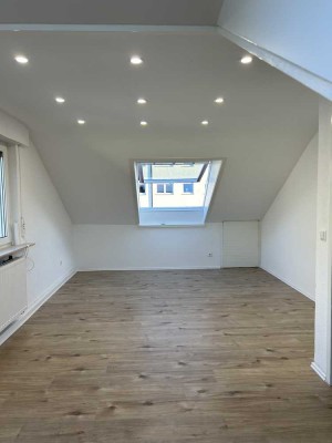 Renovierte 3 Zimmerwohnung Dachgeschoss