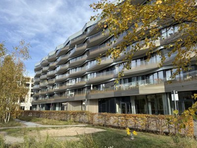 Lichtdurchflutete 4-Zimmer-Wohnung mit Concierge-Service und Balkonblick am Wasser
