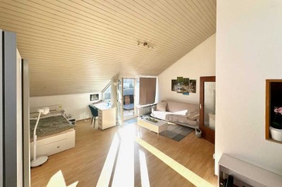 Geschmackvoll möblierte 1,5-Raum-DG-Wohnung mit EBK in Leonberg