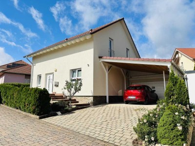 Neuwertiges Einfamilienhaus mit schönem Westgarten und Doppelgarage im begehrten Neubaugebiet