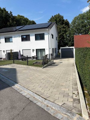 Attraktive und neuwertige 4-Raum-Doppelhaushälfte mit gehobener Innenausstattung in Dingolfing