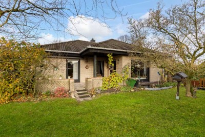 Mehr Platz als gedacht: Bungalow mit wohnlich nutzbarem Keller und Doppelgarage