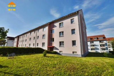 ~ Kapitalanlage in Hainichen: 2-Raum-Wohnung mit Einbauküche & Außenstellplatz ~