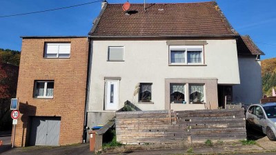 Zweifamilienhaus mit großem Grundstück