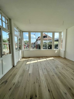 Einzigartig und hochwertig sanierte 2-Raum-Wohnung mit Dachterrasse*Stellplatz*FBH*Designerbad*