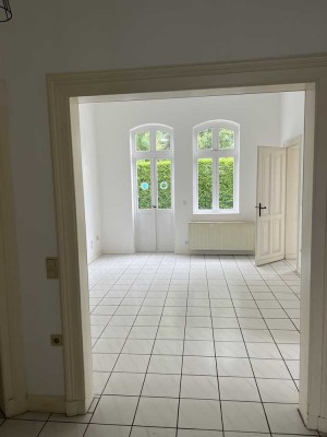 Schöne, individuelle, teils offene 3 Zimmer Altbauwohnung, mit hohen Decken in zentraler Lage.