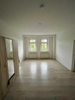 Schöne 2,5- Zimmer- Wohnung in zentraler Lage von Taucha mit Badewanne