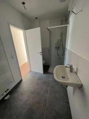 moderne DG Wohnung *Erstbezug* auf Wunsch mit Stellplatz