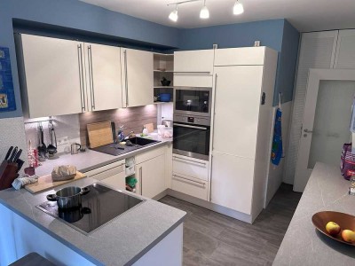 Sanierte Wohnung mit zwei Terassen und Einbauküche: Exklusive 3-Raum-Wohnung *teilmöbliert*