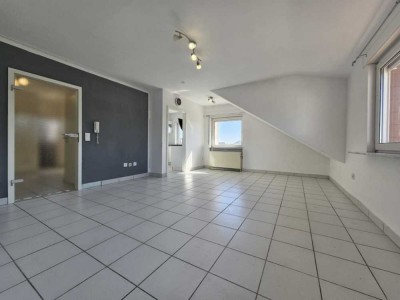 Helle Dachgeschosswohnung mit Balkon & Garage zu vermieten