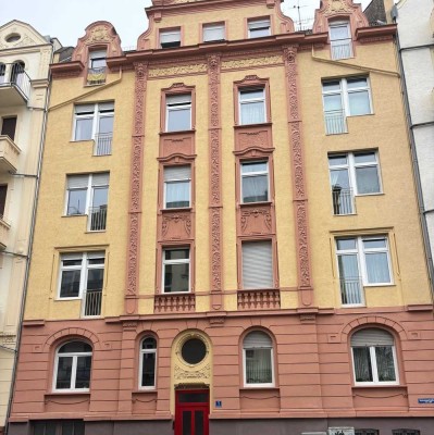 wunderschöne 3-Zimmer-Altbauwohnung mit Balkon, zentral in Wiesbaden