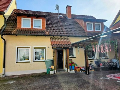 Doppelhaushälfte mit 4 Zimmern in Hollstadt
