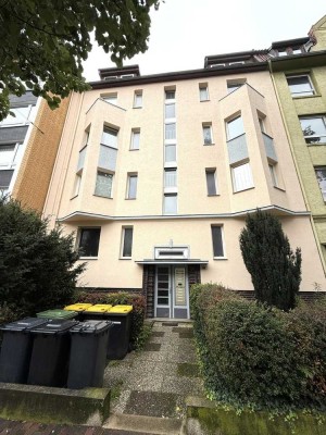 Altbau-Charme: 2-ZKB, Balkon inkl. Einbauküche