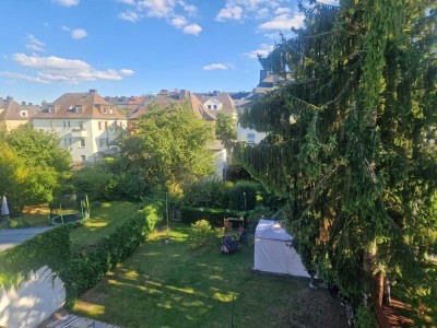 Licht, Luft & Altbaucharme – Modernisierte 2-Zimmer-DG-Wohnung in Hof