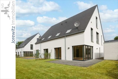 Erstbezug Bi-Senne: Moderne Doppelhaushälfte (KfW-Effizienzhaus 55) mit Carport, Terrasse und Garten