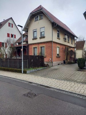 Zwei ältere Wohnhäuser auf einem großen Grundstück