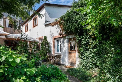 Schuch Immobilien - Wohnhaus für mehrere Generationen im Rheingau mit eigenem Weinberg