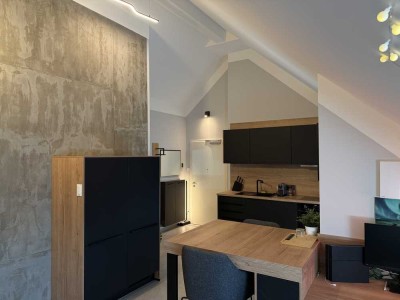 Stilvolle, voll-möblierte 2,5-Zimmer-DG-Wohnung (BJ 2023) mit Balkon, EBK & Stellplatz in Münster