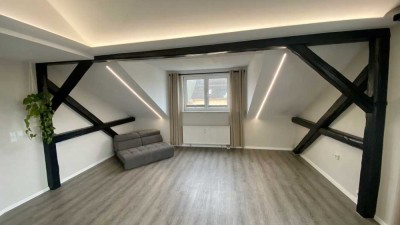 Erstbezug nach Renovierung: helle & modernisierte Dachgeschosswohnung