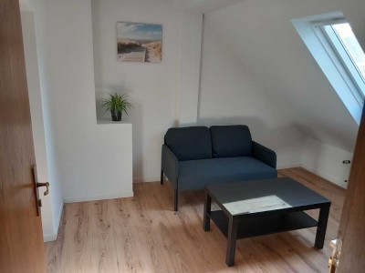 Möbliertes Zimmer mit Bad und Küche