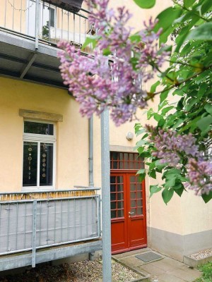Individuelle Grundrissgestaltung: Freie 3-Zimmer-Altbauwohnung mit großem Balkon zum ruhigen Garten