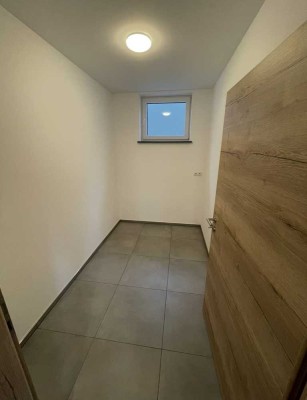 Neuwertige 2,5-Zimmer-Wohnung mit Terrasse und Einbauküche in Laubach