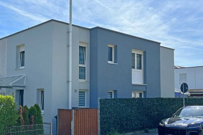 GERLINGEN - DHH IN ZENTRALER LAGE, EBK, GARTEN, CARPORT!
