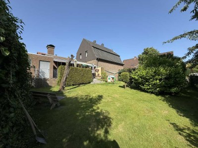 Freistehendes Haus mit Einliegerwohnung, Doppelgarage & Rückzug im Grünen