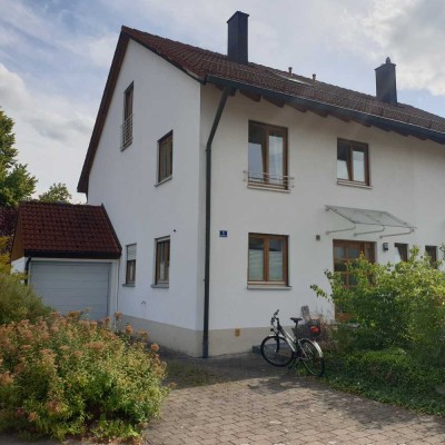 Günstige, gepflegte 5-Raum-Doppelhaushälfte mit EBK in Krumbach Krumbach (Schwaben)