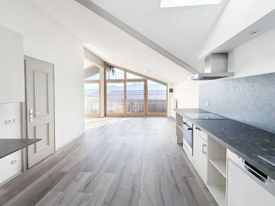 Wunderschöne 135 m2 große 4-Zimmer DG Wohnung mit drei Balkonen in Rimsting