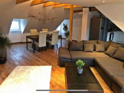 Schicke 2- Zimmer DG Wohnung mit EKB und Küche