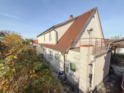 Charmantes Einfamilienhaus in Hanglage mit Garten, Terrasse und Garage