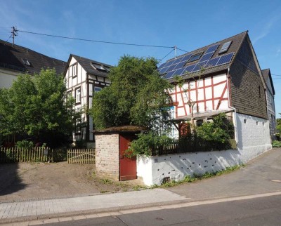 Ökologisch saniertes Schmuckstück – Charmantes Ein- bis Zweifamilienhaus in Uhler