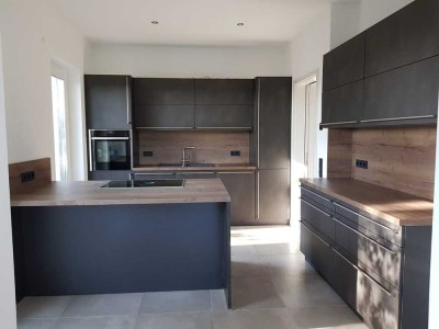 Provisionsfrei, Stadtvilla (A+) in Rotberg (Schönefeld) am Feld mit Privatsphäre, Garage, Kamin&Pool