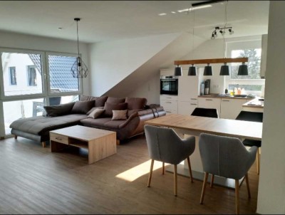 2 Zimmer DG Wohnung 900 € - 65 m² - 2.0 Zi.