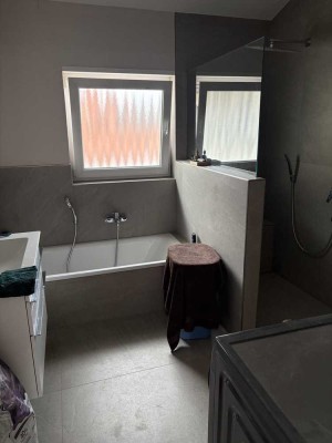Neuwertige Wohnung mit zwei Zimmern und Einbauküche in Neuhofen