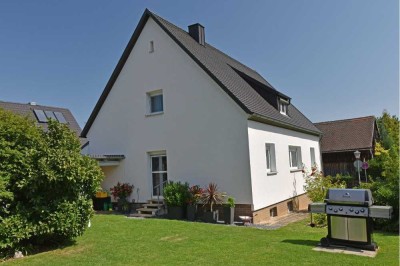 Hier fühlt sich die junge Familie wohl: Kuscheliges Haus mit tollem Garten
