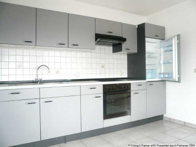 EINBAUKÜCHE + SUPER BLICK -- Moderne 2-R-DG-Wohnung mit Aufzug und Balkon !