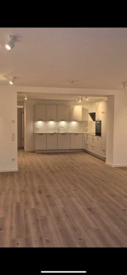 Neu gebaute -Wohnung mit großzügigem Balkon – Erstbezug! 3 Zi, Kü, Bad, ca. 94 m²