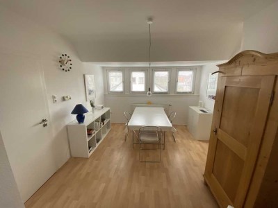 Von Privat: Geschmackvolle 1,5-Zimmer-Dachgeschosswohnung im Paulusviertel
