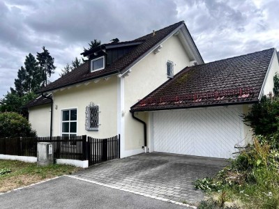 Großzügiges Einfamilienhaus mit PV-Anlage, großem Garten und Garage in Wiesent!