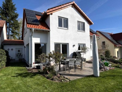Energieeffizientes A+-Einfamilienhaus mit tollem Garten, Doppelgarage und Nebengebäude